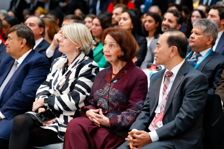 Siljanovska Davkova në Forumin paqësor të Parisit: Presim diskutime që do të kontribuojnë drejt zgjidhjes së sfidave më urgjente globale