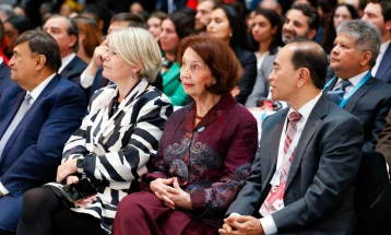 Siljanovska Davkova në Forumin paqësor të Parisit: Presim diskutime që do të kontribuojnë drejt zgjidhjes së sfidave më urgjente globale