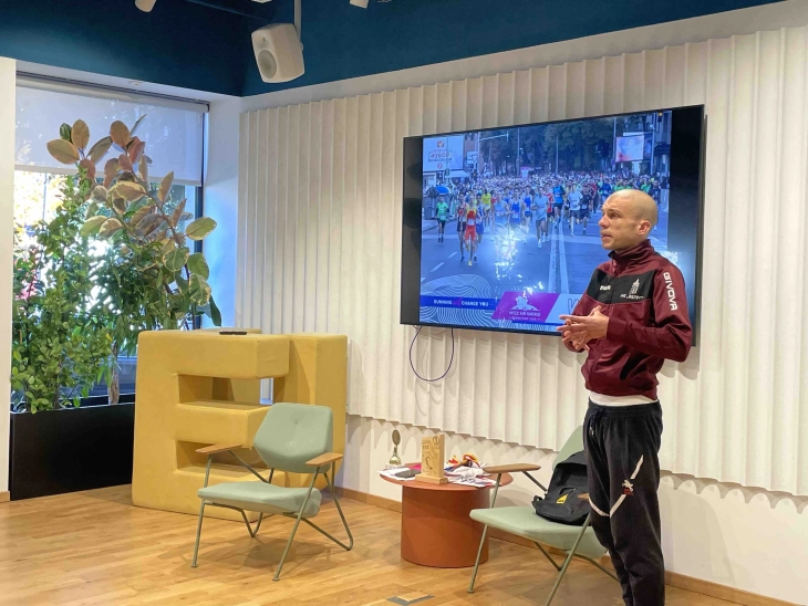 Атлетичарот Роберто Димитриевски за велешките средношколци одржа едукативно предавање за спортот