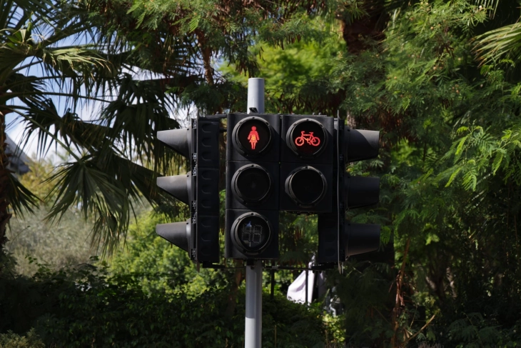 Кипар воведува семафори со женски фигури за пешаците