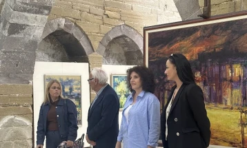 Studentët e Fakultetit të Arteve të UT-së e vizituan ekspozitën e profesorit Miftar Memeti në Galerinë “Bezisten” në Shtip