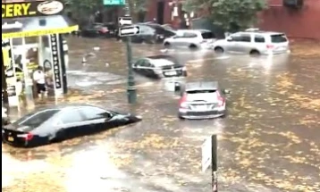 Две лица загинаа во бурата од рекордни размери во Њујорк