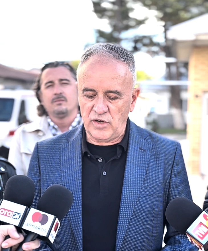 Ќура обвини за притисоци во администрацијата и напад на вработен во училиште 