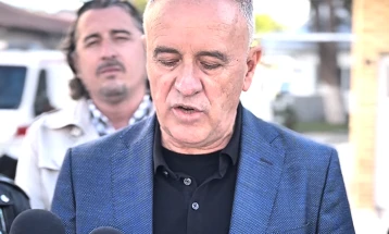 Ќура обвини за притисоци во администрацијата и напад на вработен во училиште 