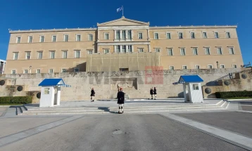 Грчкиот Парламент го изгласа амандманот за заштита на споменикот на Незнајниот војник во центарот на Атина