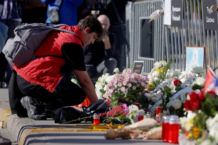 Во тишина оддадена почит за 16-те загинати во падот на бетонската настрешница на железничката станица  во Нови Сад пред една година