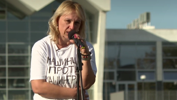 Штрајк со глад почнува мајка на момче жртва во падот на бетонската настрешница на железничката станица во Нови Сад