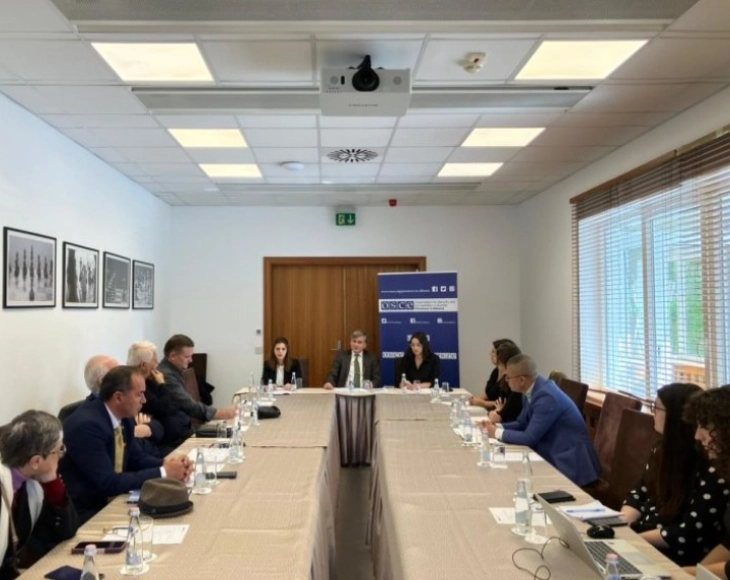 Претставници на Македонците во Албанија дел од тркалезната маса организирана од Мисијата на ОБСЕ