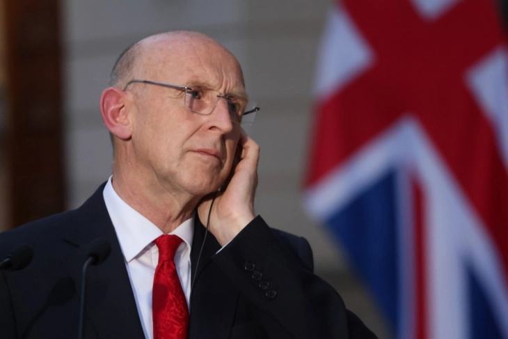 Масовниот напад со нож во воз во Велика Британија е изолиран инцидент, тврди британскиот министер за одбрана Хили