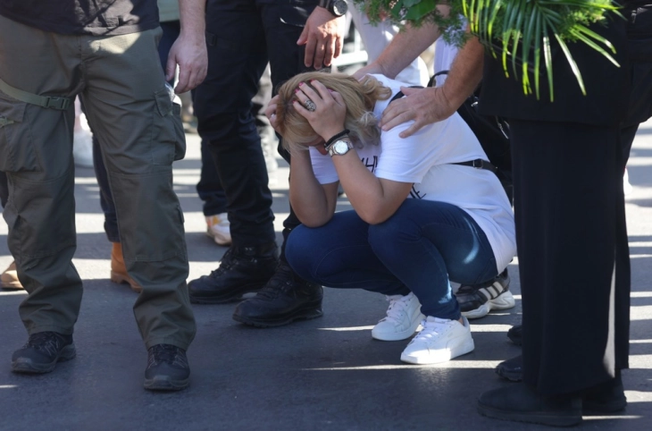 Пред српското Собрание почна штрајк со глад мајка на дете загинато во падот на бетонската настрешница во Нови Сад