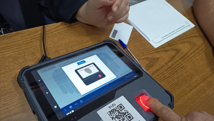 Во Неготино излезеност од  46,03 отсто до 17 часот, во Демир Капија 62,71, во Росоман 63 проценти 