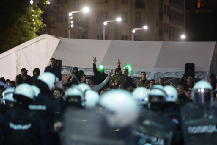 Тензично пред српскиот парламент во Белград, протести во Нови Сад и други српски градови