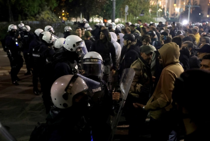 Мирно е утрово пред Собранието на Србија по синоќешните инциденти, полицијата ноќеска привела 37 луѓе