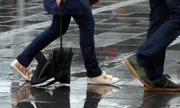 Попладне и утре врнежи од дожд и засилен ветер