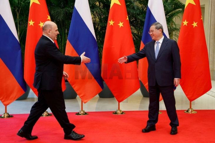 Kryeministrat e Rusisë dhe Kinës mbajtën takim joformal para fillimit të Samitit të rregullt