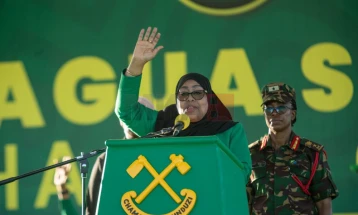 Претседателката на Танзанија положи заклетва и порача дека ќе стави крај на протестите