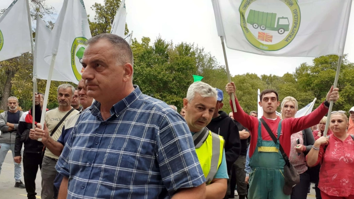 Вработените од „Паркови и зеленило“ добиле ветување дека во текот на денот ќе им биде исплатена септемвриската плата