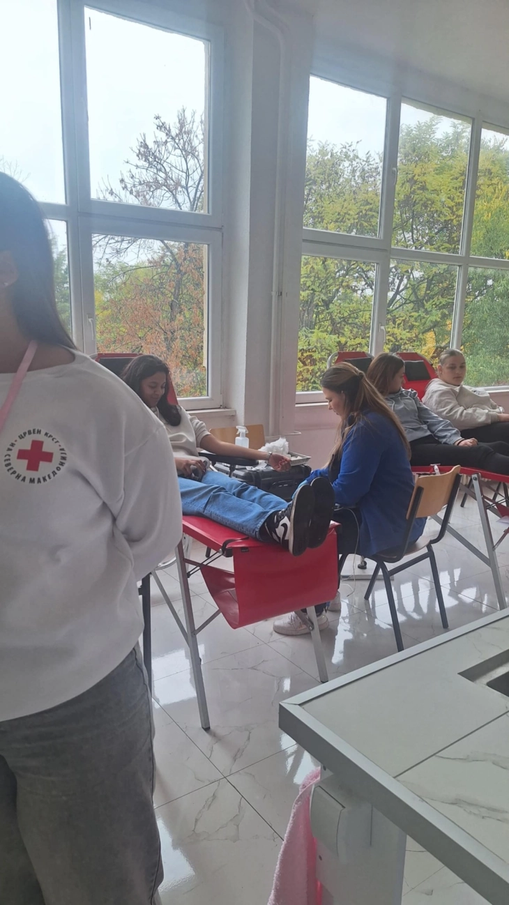 Велешки средношколци од ССОУ „Димитрија Чуповски“  даруваа 20 крвни единици