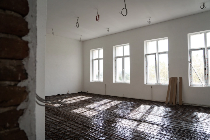 Интензивно се работи на реконструкција на училишната зграда во Башино Село, велешко