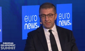 Mickoski nga Brukseli: Për shkak të kontesteve artificiale dy dekada e gjysmë qëndrojmë në një vend në rrugën tonë evropiane