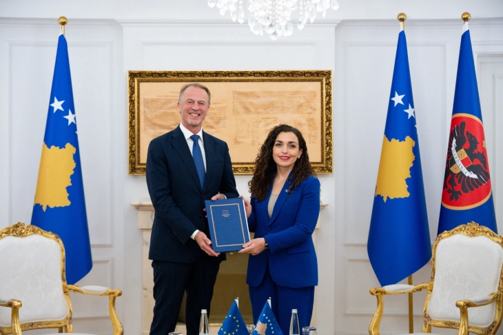 Presidentja e Kosovës Vjosa Osmani priti në takim ambasadorin e BE-së, Aivo Orav dhe pranoi Raportin për Kosovën 2025 nga Komisioni Evropian