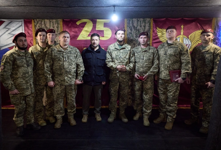 Зеленски го посети Азов