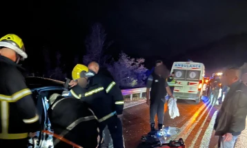 Dy persona humbën jetën ndërsa tre u lënduan në një aksident në komunikacion në rrugën Prilep - Rosoman, komunikacioni zhvillohet në një korsi