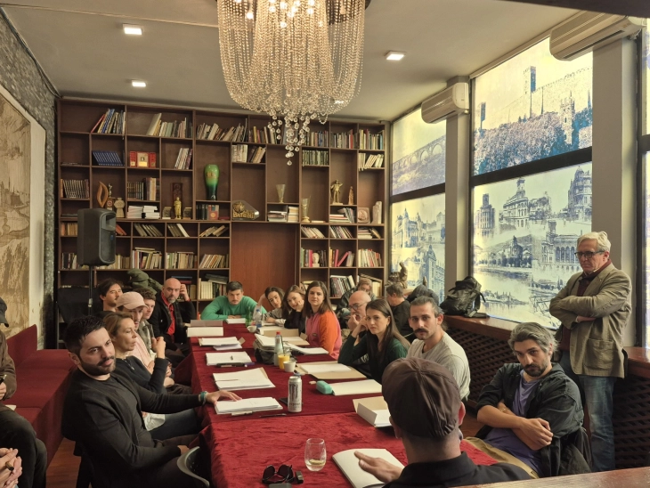 Драмски театар ја подготвува „Болва в уво“ во режија на Синиша Евтимов, одржана првата проба