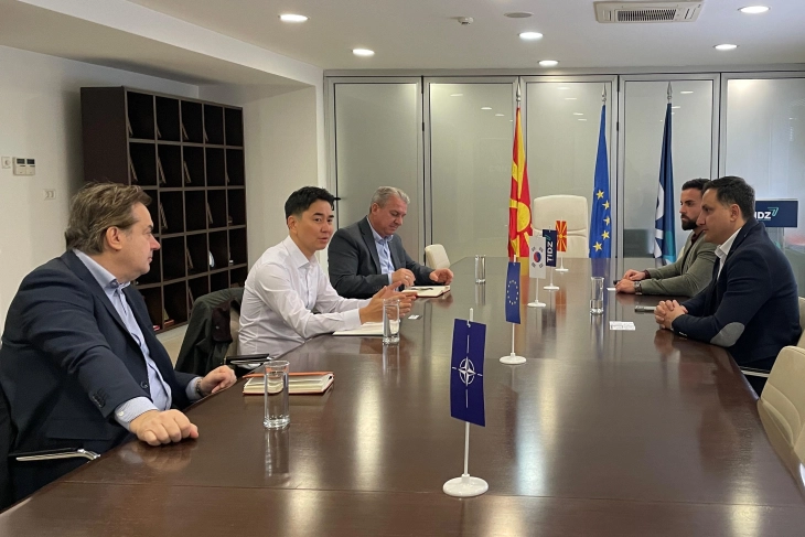 Head of Free Zones Authority meets with Hyundai Corporation Holdings representative 