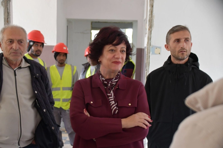 Градоначалничката Стаменкоска-Трајкоска на увид во реконструкцијата на објектот на месната заедница во Пинтија