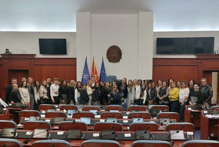 Nxënës dhe mësimdhënës nga Shkupi dhe Taranto në vizitë të Kuvendit