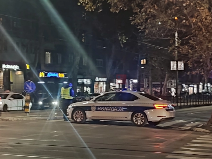 Големи полициски сили распоредени околу српскиот парламент каде се одржуваат собири на приврзаници на власта и поддржувачи на мајка која штрајкува со глад