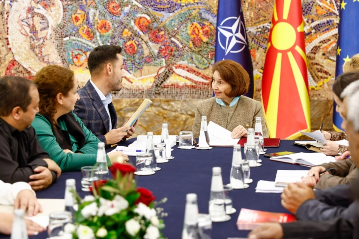 Сиљановска-Давкова по повод Светскиот ден на ромскиот јазик прими припадници на ромската заедница