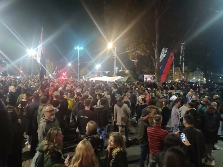 Без инциденти поминуваат  собирите на поддржувачите на српските власти и на мајката која штрајкува со глад заради смртта на своето дете кое загина во падот на бетонската настрешница на железничката станица во Нови Сад