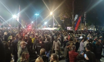 Без инциденти поминуваат  собирите на поддржувачите на српските власти и на мајката која штрајкува со глад заради смртта на своето дете кое загина во падот на бетонската настрешница на железничката станица во Нови Сад