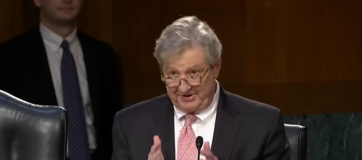 Сенаторот Кенеди предлага закон: Не треба да примаме плата, за да ја почувствуваме истата болка како и луѓето на кои не им плаќаме!“!