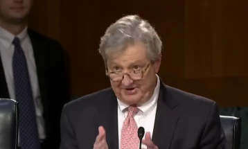 Сенаторот Кенеди предлага закон: Не треба да примаме плата, за да ја почувствуваме истата болка како и луѓето на кои не им плаќаме!“!