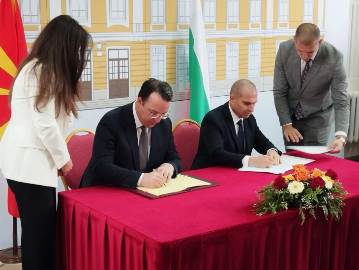 Nikoloski and Karadjov sign agreement on Corridor VIII cross-border railway tunnel