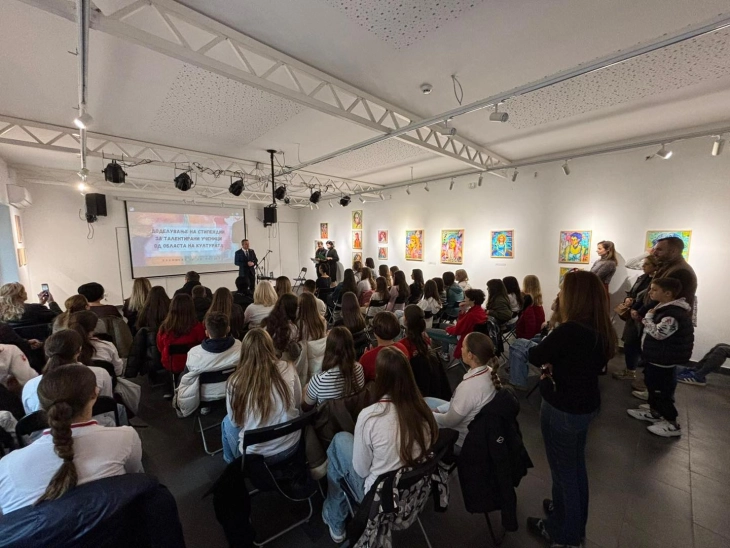 Герасимовски додели 82 стипендии до 3.500 денари месечно на најдобрите ученици