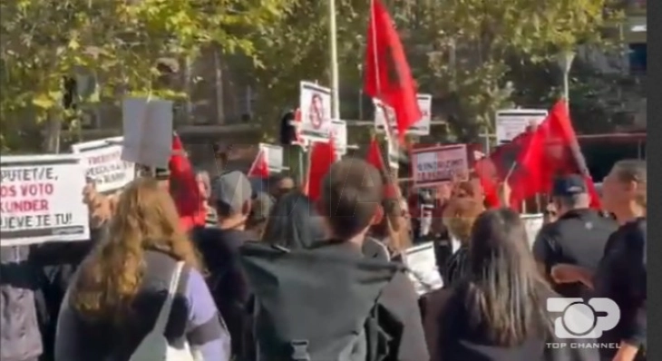 Protestë para Parlamentit të Shqipërisë kundër projektligjit për barazinë gjinore