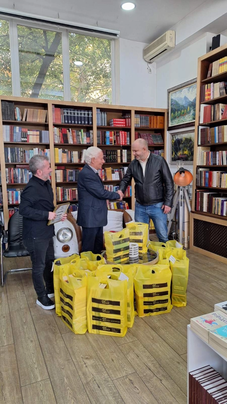 Донација од „Матица македонска“: Книга за секој ученик од Општина Демир Хисар