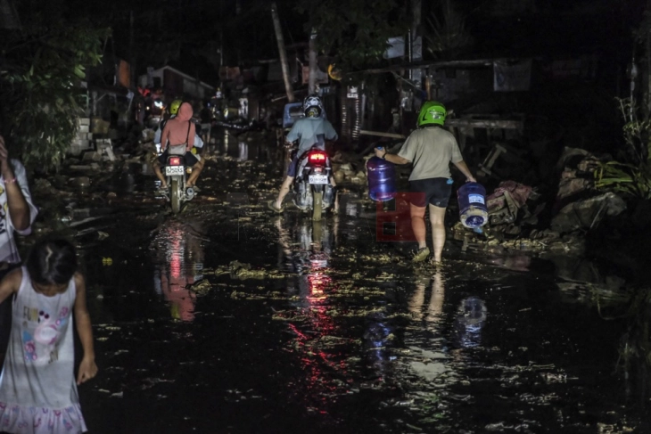 Tajfuni Kalmaegi u mori jetën të paktën pesë personave në Vietnam