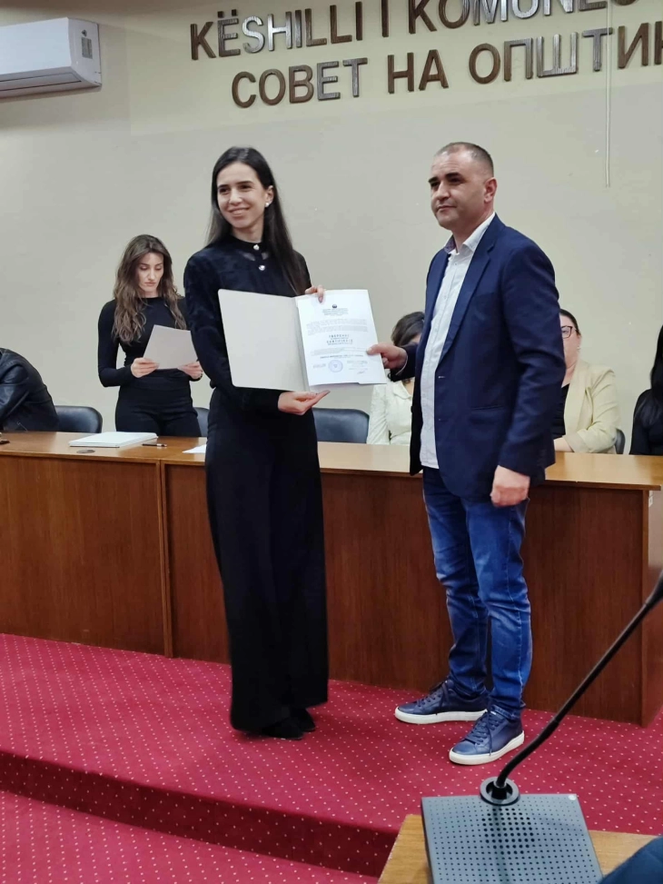 Врачени уверенијата на советниците во Советот на Општина Струга