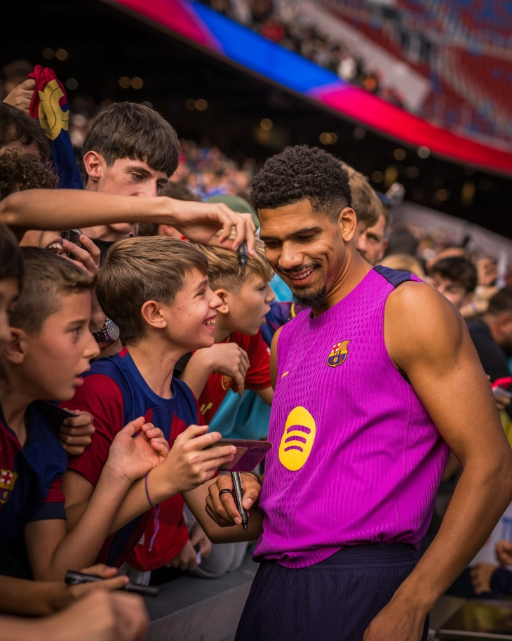 Барселона тренираше на „Камп Ноу“ пред 22.000 гледачи