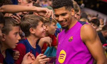 Барселона тренираше на „Камп Ноу“ пред 22.000 гледачи