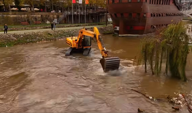 Ѓорѓиевски: Се чисти кејот на Вардар, се поставуваат украсни канделабри на плоштадот ,,Македонија“