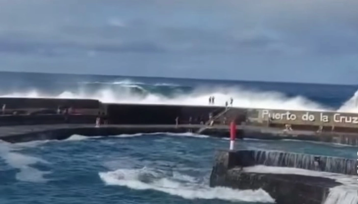 Тенерифе погодено од џиновски бранови: Три лица загинаа, 15 се повредени