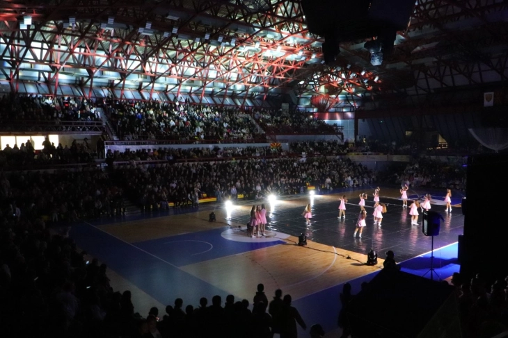 „Куманово танцува“ по 21 пат во спортската сала