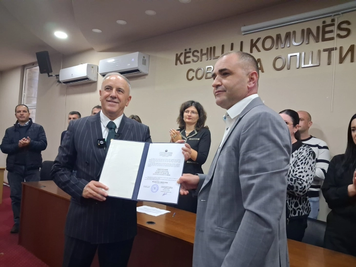 Менди Ќура официјално градоначалник на Струга, службеното Ауди А6 ќе го замени со приватниот автомобил, ќе ги отпушти оние кои земале плата, а не оделе на работа