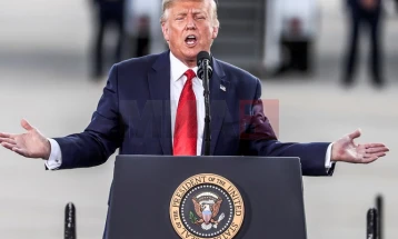 Trampi kërcënon kontrollorët e trafikut ajror në SHBA menjëherë të kthehen në punë